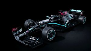 Argintiul a devenit negru. Schimbare de culoare a monopostului Mercedes - AMG. Cum arată noile mașini pilotate de Hamilton și Bottas | FOTO