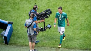 Ozil a rupt tăcerea după eșecul de la Cupa Mondială: "Doare atât de mult! Nu am fost suficienți de buni". Hashtagul adăugat de mijlocașul lui Arsenal la postarea pe Twitter