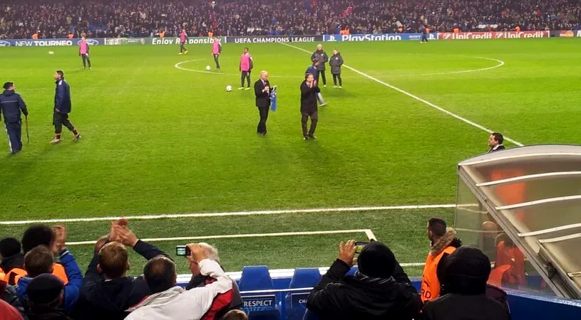FOTO: Moment superb la pauza meciului Chelsea - Steaua! Tot stadionul s-a ridicat în picioare pentru un român! Ce s-a întâmplat