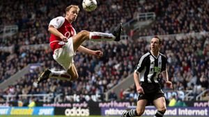 13 ani de la unul dintre cele mai frumoase momente din istoria fotbalului. VIDEO | Golul lui Bergkamp, după poate cel mai spectaculos dribling din toate timpurile