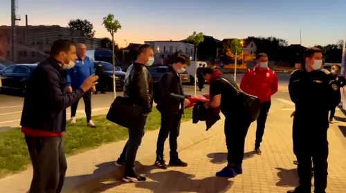 Scandalul de la Universitatea Craiova – FC Botoșani a continuat și în afara stadionului. „Sclavii lui Becali!” | VIDEO
