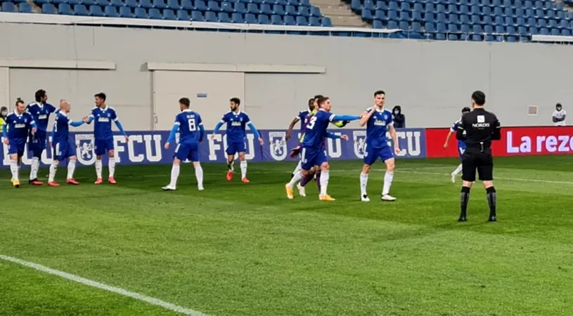 ”FC U” Craiova a făcut deplasarea la Cluj fără un titular din etapa trecută. Ovidiu Stângă l-a criticat imediat după: ”A fost o alegere neinspirată”. Alți cinci jucători lipsesc din lotul luat în Ardeal