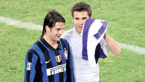 Mutu îi cere detalii lui Chivu despre AS Roma