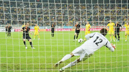 Van Gaal a observat asta la echipa României și a exploatat-o din plin! Pițurcă, "trădat" de cea mai mare problemă din ultimii ani