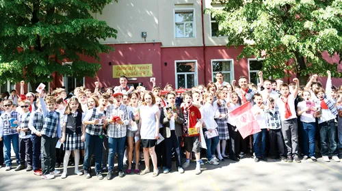 FOTO Pepiniera de suporteri!** Peste 100 de puști din clasele primare s-au înghesuit pentru poze și autografe cu elevii lui Țălnar