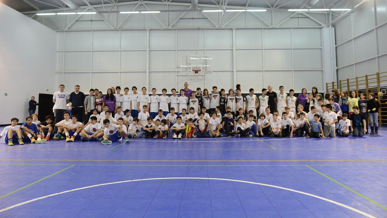 Un "Moș Crăciun" de peste 2 metri pentru micii baschetbaliști. Virgil Căruțașu, inițiativă din suflet