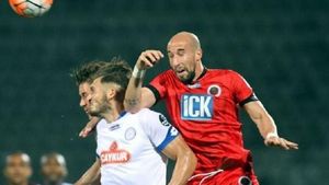 Accidentare teribilă pentru Latovlevici! Românul a fost scos imediat de pe teren și transportat la spital