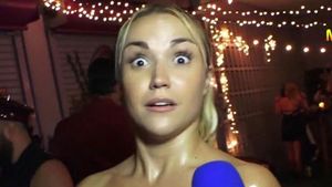 Imagini incredibile! O fostă comentatoare de curse moto a apărut goală-pușcă în club. Ce provocare a avut pentru bărbați