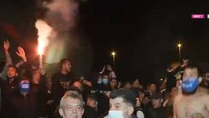 Atmosferă incendiară în Bănie! Fanii Universității Craiova, petrecere în plină stradă alături de jucători, după victoria cu FCSB | FOTO