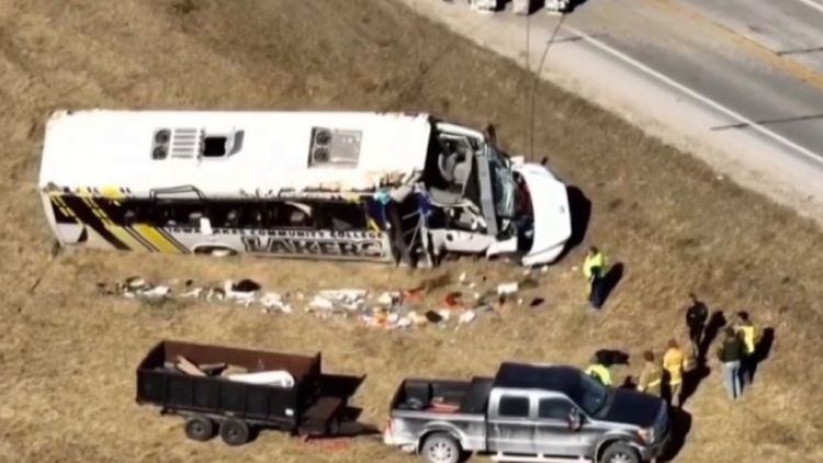 EXTRA Autocarul cu o echipă întreagă s-a răsturnat: 32 de oameni au fost răniți şi unul a murit