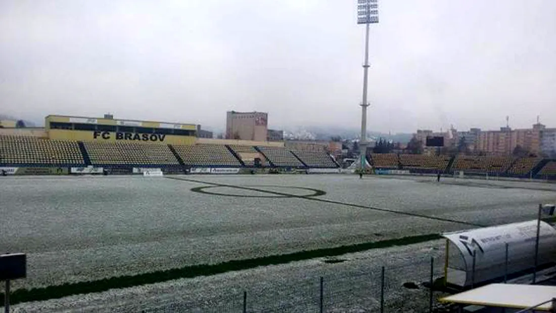 Meciul dintre FC Brașov și Metalul Reșița riscă să nu se dispute.** Gazonul stadionului Tineretului este acoperit de zăpadă. ANM a anunțat COD GALBEN de ninsori