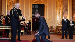 David Beckham a îngenuncheat în fața regelui Charles pentru titlul de cavaler
