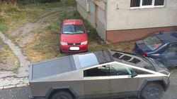 Imaginea zilei din România, surprinsă de un japonez: un Cybertruck, pe străzile din Câmpulung Muscel, lângă o Dacia!