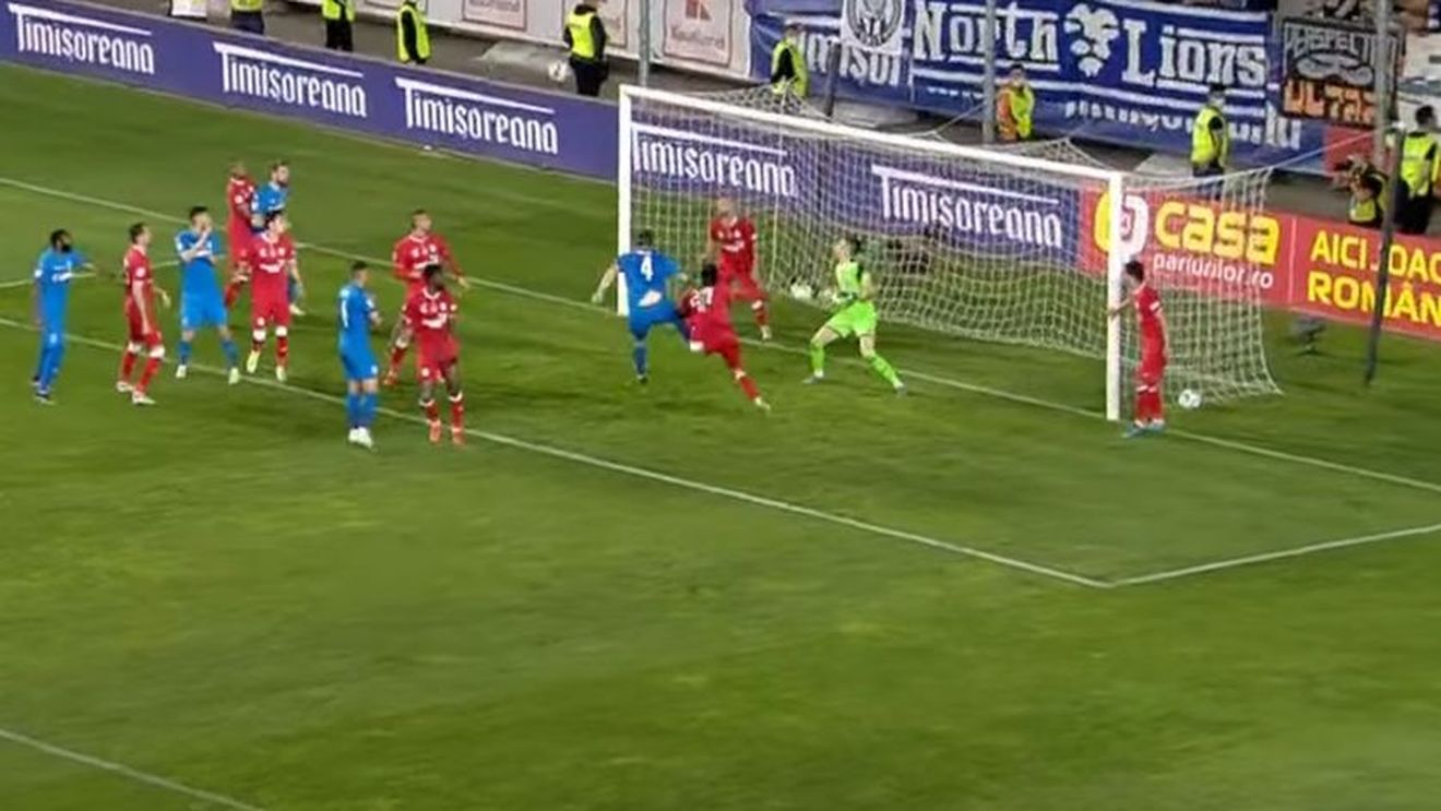 „Ochelari îmi trebuie, dar chiar aşa?”. Basarab Panduru, uluit de un jucător al Astrei. Ipostaza incredibilă în care a fost surprins