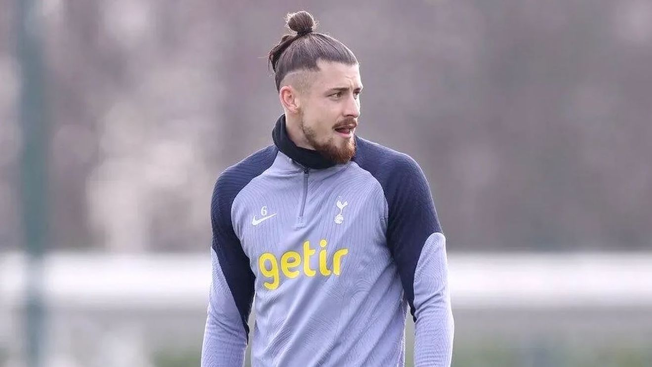 Discuția secretă pe care Ange Postecoglou a purtat-o cu Radu Drăgușin. S-a aflat abia acum, de la managerul lui Tottenham, de ce era românul atât de liniștit deși nu juca: „Eu i-am zis înainte de a semna acest lucru!”