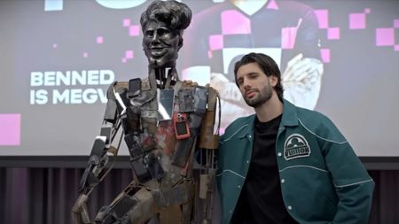 Ungurii n-au avut milă de fotbalistul maghiar de 70.000.000 de euro. Szoboszlai a încremenit când a văzut cum arată statuia făcută din resturile a 1200 de telefoane distruse, care trebuia să aibă chipul lui