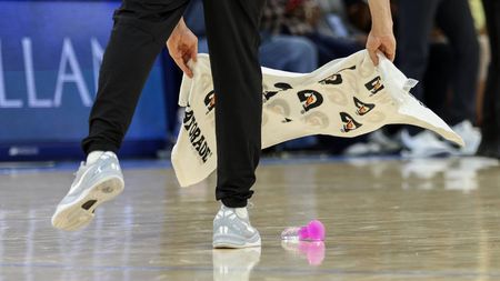 Ce se ascunde, de fapt, în spatele gestului grosolan de a arunca pe teren jucării sexuale la meciurile de baschet feminin