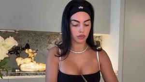 Îmbrăcată cu o fustiță foarte scurtă şi cu ochelari de soare, Georgina Rodriguez a gătit şi a strâns 71.000.000 de vizualizări. "Aşa se face omleta spaniolă"