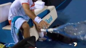 VIDEO SENZAȚIONAL Și-a pierdut mințile pe teren!** Spectatorii de la Australian Open au fost șocați de un fost finalist: a distrus 4 rachete în câteva secunde