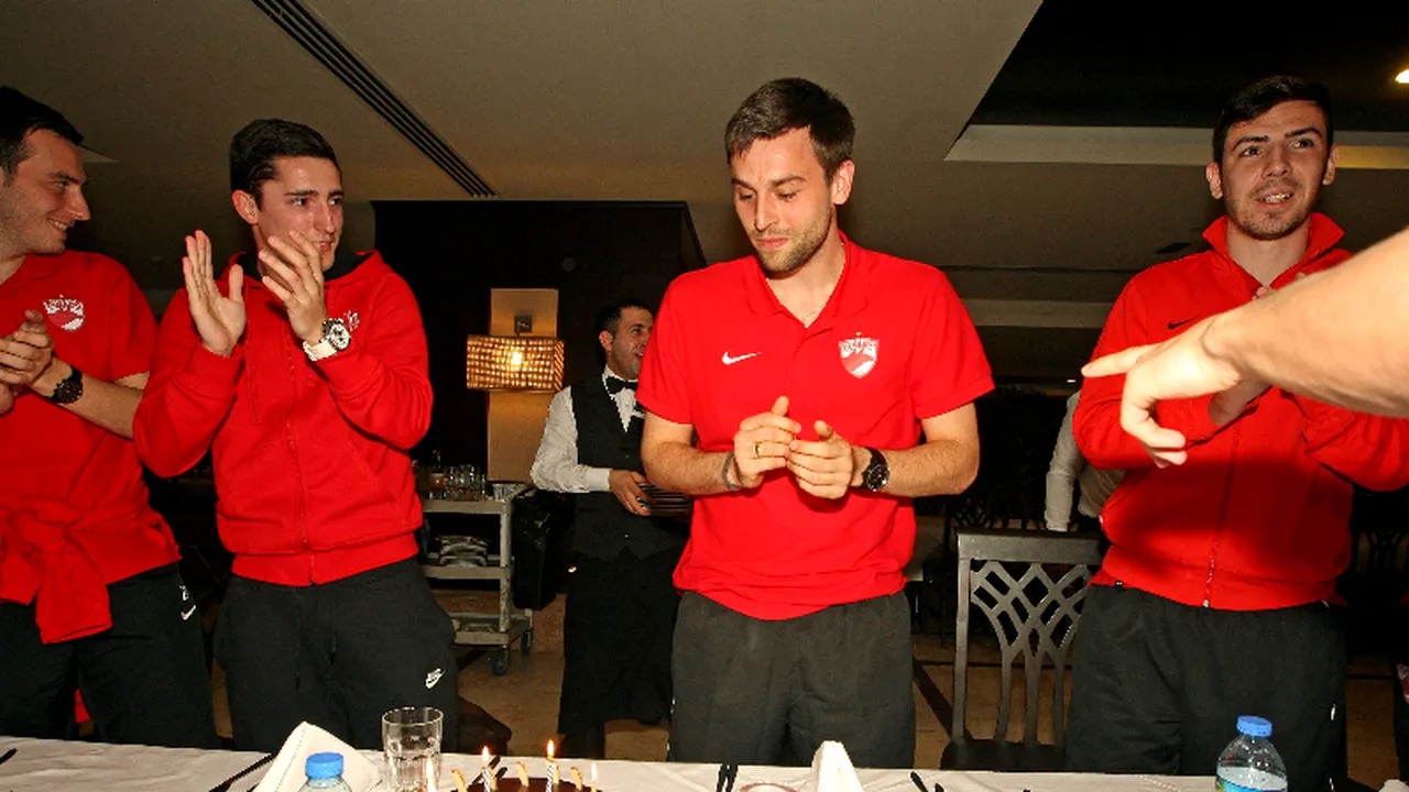 FOTO Dinamoviștii au încheiat cantonamentul din Antalya cu o petrecere. Munteanu, Bărboianu și Bilinski au fost sărbătoriții zilei 
