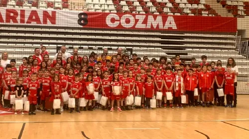 Bucurie mare pentru copiii de la Academia de Handbal Dinamo! Dan Savenco a intrat în rolul lui Moș Crăciun, iar Saeid Heidarirad l-a ajutat să împartă cadouri piticilor | FOTO