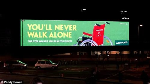 REVOLTĂ‚TOR | „Nu vei mai merge niciodată dacă joci pentru Klopp!” FOTO | Celebrul  „You”ll never walk alone”, ironizat de o reclamă care a stârnit controversă în Anglia. Ce a apărut pe un panou publicitar chiar în centrul orașului Liverpool