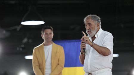 Ion Țiriac nu a mai avut răbdare să se termine totul și le-a cerut medaliaților de la Jocurile Olimpice să facă un singur lucru pentru el. S-au încolonat toți, în frunte cu David Popovici, pentru a-l mulțumi pe magnat