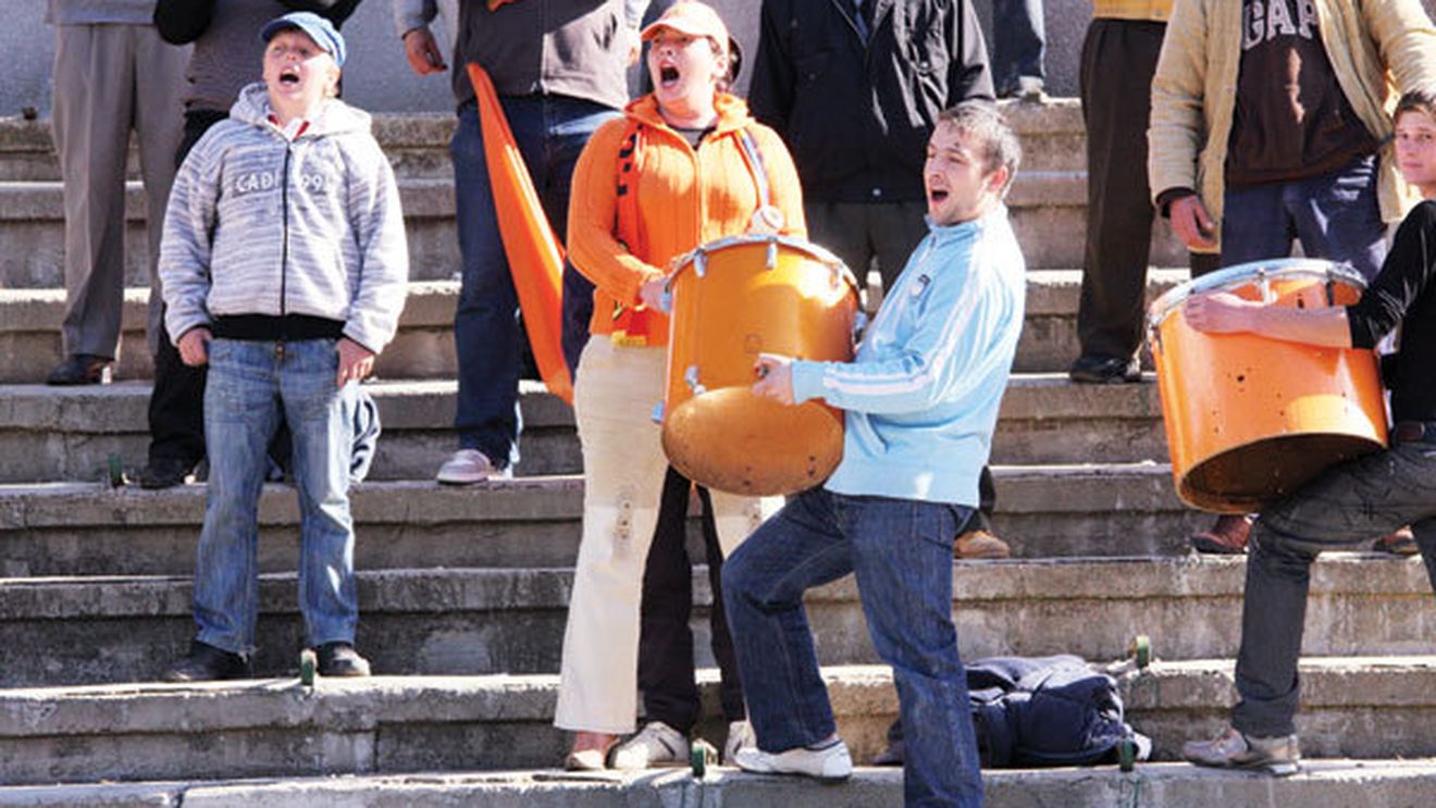 "Doamna Dirigintă" din galerie!** Ea conduce de mai bine de doi ani grupul ultrașilor de sub Pietricica