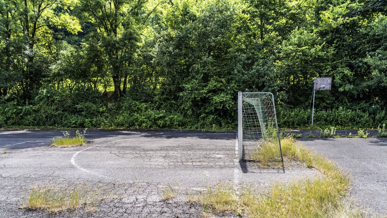 Baza sportivă construită de Ceaușescu să fie o mândrie a orașului Constanța a ajuns o junglă! Cum arată acum ruina din complexul Triunghi