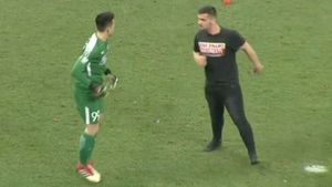 Cum a provocat Andrei Vlad momentul care se putea transforma într-un incident reprobabil. Pintilii: "I-am zis că nu are dreptul să facă asta atunci când jucăm în deplasare și sunt 30.000 de oameni în spatele lui"