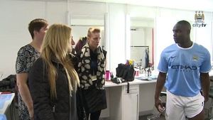 Panti împarte vestiarul cu un "nebun" :) VIDEO "Opriți filmarea, opriți filmarea!" Farsa după care angajații City TV au crezut că vor fi concediați