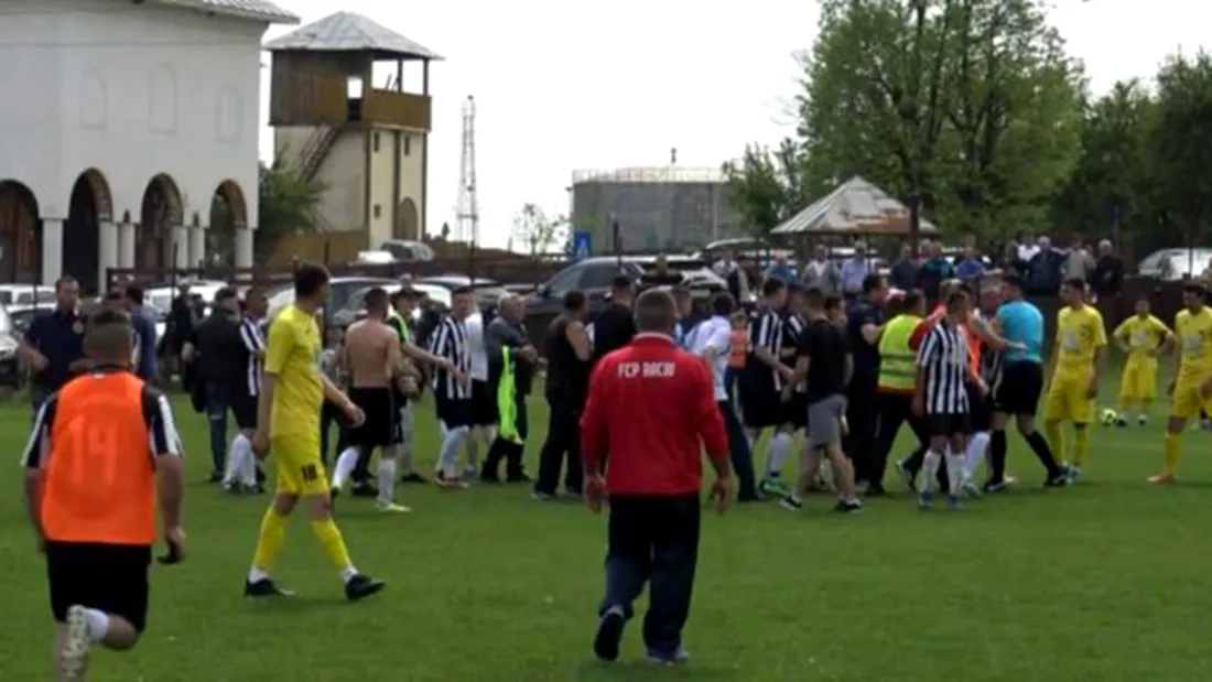 Scene de teroare la un meci din Dâmbovița, înainte de Paște, pe un teren de fotbal aflat chiar lângă biserică.** Spectatorii au intrat pe teren și l-au luat la bătaie pe arbitru