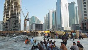 Muncitorii nepalezi din Qatar nu sunt lăsați să participe la funeraliile celor dragi. Angajatorii le-au luat pașapoartele și sunt imuni la tragedia acestora: "De când a fost cutremurul, nu am mai vorbit cu soția și cu copiii"