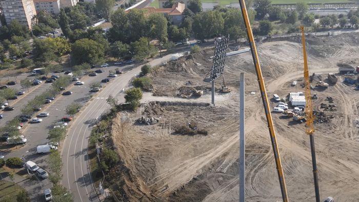 Stadionul de 140 de milioane de euro din inima României e din ce în ce mai aproape de a fi construit. S-au demontat stâlpii de nocturnă de la vechea şi legendara arenă