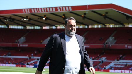Controversatul miliardar Marinakis ia pe sus Superliga şi transferă două „perle” pe care le ofertaseră Dan Şucu şi Mihai Rotaru. Grecul a pus pe masă peste 2.000.000 de euro şi procente