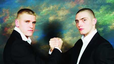 Povestea băieților care țin lumea în mâini