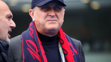 Dan Şucu mută naționala României la Genoa! Încă un titular din linia de mijloc a lui Mircea Lucescu e la un pas de transferul la echipa patronului român