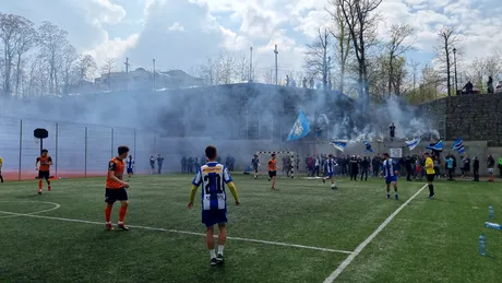 VIDEO | Ca-n vremurile bune! Suporterii din Peluza Nord și fotbaliștii Politehnicii Iași au făcut spectacol. Fanii clubului din Copou au creat o atmosferă incendiară la Cupa Cartierelor