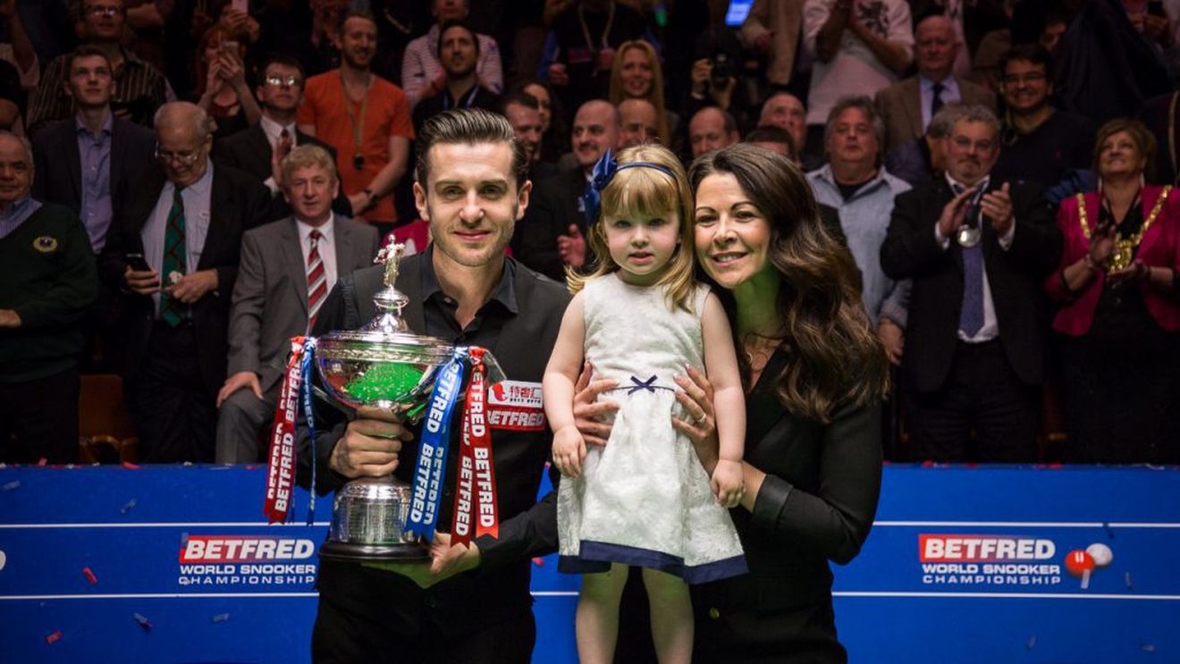 SNOOKER | "Bufonul" îndrăgostit de Crucible.  Mark Selby a câștigat al treilea titlu de campion mondial, după o revenire de senzație în fața lui John Higgins