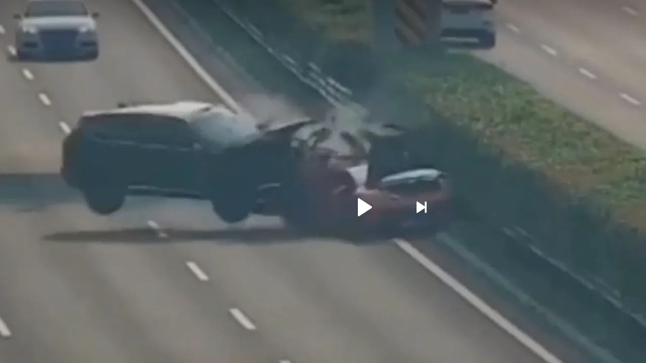 Cum e spulberat un Lamborghini de un SUV, pe autostradă! Îl face praf la o viteză incredibilă