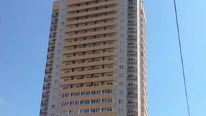 FOTO INCREDIBIL | Un adolescent a căzut de la etajul 23, dar acoperișul unui Logan l-a salvat miraculos. Cum arată acum mașina