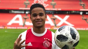VIDEO | "Oh, Justin! Oh, Justin! Oh, Justin!". Poartă numărul 45, are 18 ani, e fiul unui mare atacant și a reușit un hat-trick de senzație pentru Ajax. Cine e agentul său  