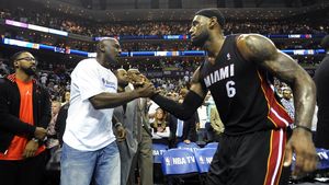 Cine ar câştiga un meci unu versus unu între Michael Jordan şi LeBron James. O simulare 3D a dat verdictul