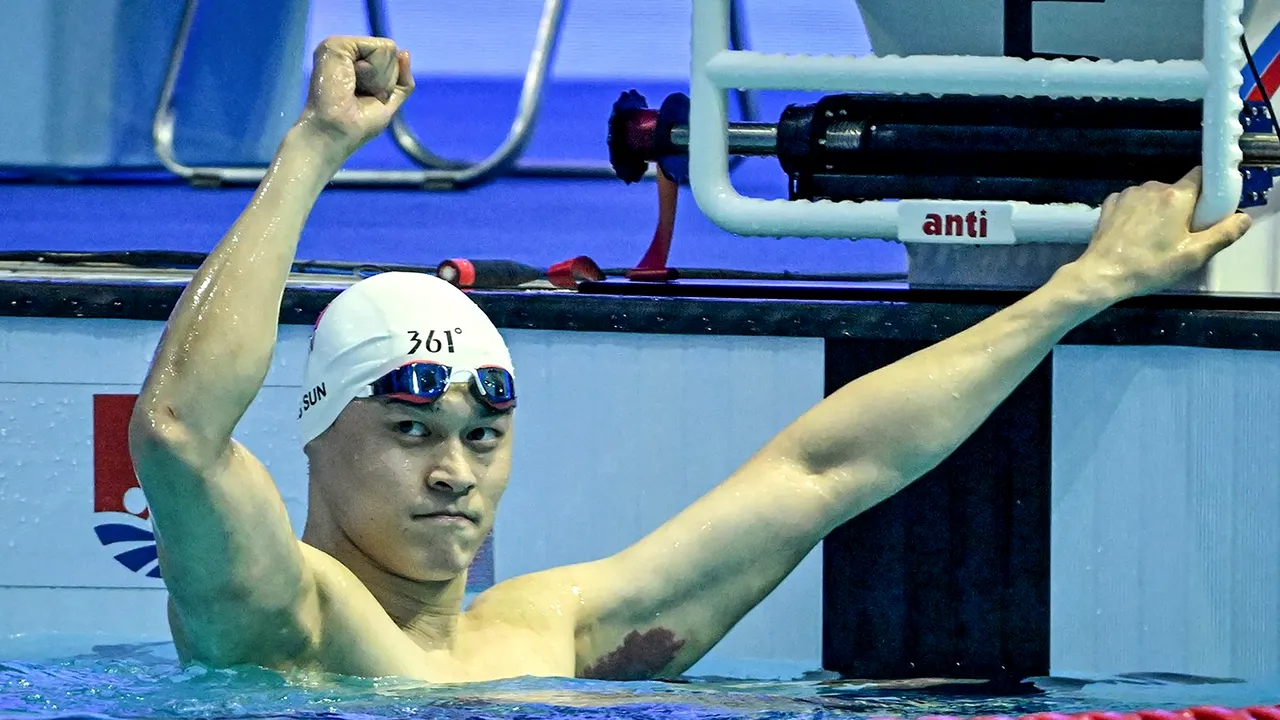 Sun Yang, campion olimpic la Rio, a pus gaz pe foc în scandalul de dopaj în masă care îi vizează pe chinezi. Înotătorul de 32 de ani a revenit după 4 ani în care a fost suspendat tocmai pentru dopaj și a câștigat titlul de campion național la 400 de metri liber