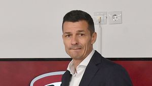 Costel Gâlcă, o nouă gafă greu de înțeles: „Sunt și bronzat și mă prinde foarte bine”