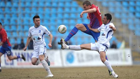 S-a întâmplat în România, la un club de tradiție! INCREDIBIL: "Patronul îl lovea în vestiar și toți se uitau!" Cum a fost salvat un fost jucător al Rapidului