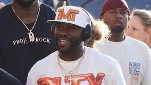 Floyd Mayweather a plătit 400.000.000 de dolari pentru 1.000 de apartamente şi şi-a luat două Rolls-Royce de ziua lui, dar averea şi-a făcut-o din box. Un alt sportiv îl acuză: „M-a copiat”