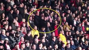 VIDEO și FOTO | Momente revoltătoare! Doi fani ai lui Southampton au întrecut orice limită: l-au batjocorit pe Emiliano Sala la momentul de reculegere, înainte de partida cu Cardiff. Ce au putut face