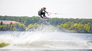 Delfini pe Snagov! Un super reportaj despre wakeboarding, un sport extrem care și-a făcut apariția și în România!** Cât te costă și ce trebuie să faci ca să-l practici