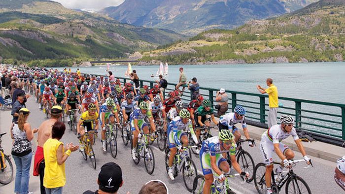 Capcane în Alpi! Thomas Voeckler a "aterizat" în curtea unei case :)